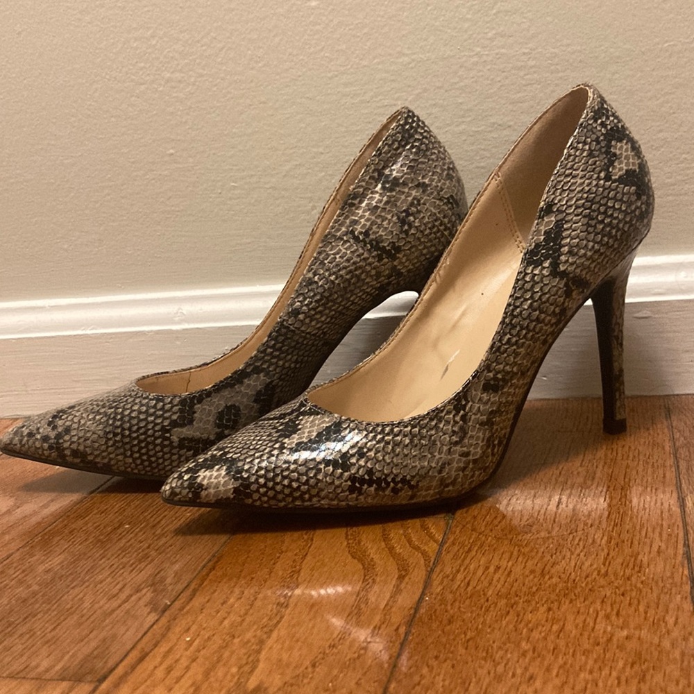 Snakeskin pointed toe pump.